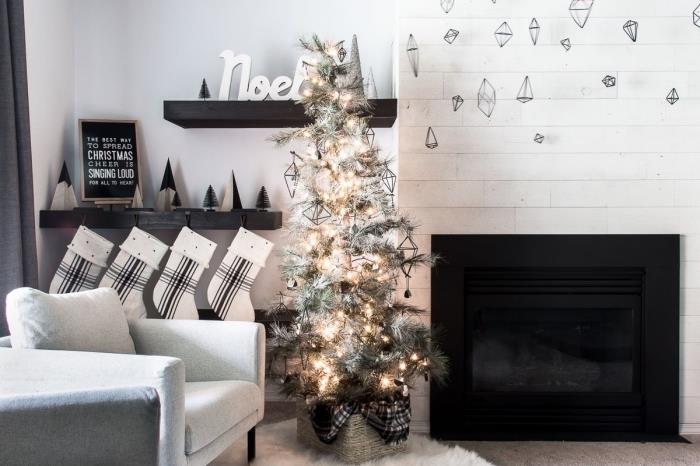 Noel için bir İskandinav oturma odası nasıl dekore edilir, hafif çelenk ve tel heykelcik ile süslenmiş yapay Noel ağacı görüntüsü