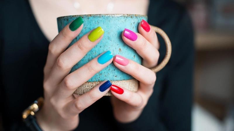 nail trend 2021 drugačen lak na vsaki ideji za manikuro