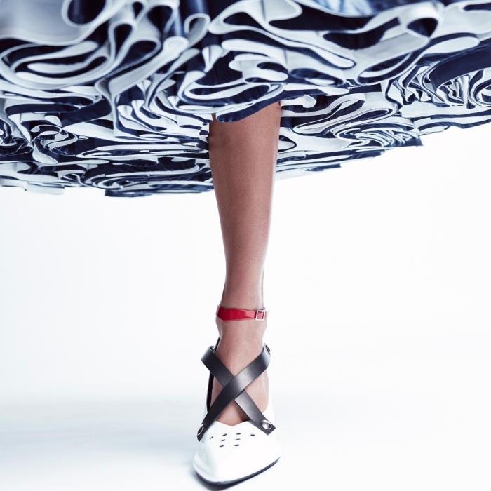 kako izbrati svoj ženski spomladanski čevelj, eleganten model čevljev v beli barvi s črno -rdečimi vezalkami