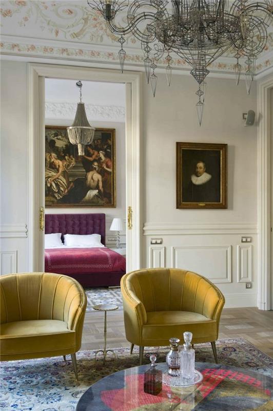 spalvų tendencijos 2021 m. du foteliai geltonos spalvos, viena lova gale, klasikinio XVIII a. stiliaus