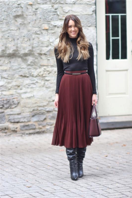 jesensko -zimske barve ženske modne, bordo nagubane midi krila v kombinaciji s črnim puloverjem in usnjenimi škornji