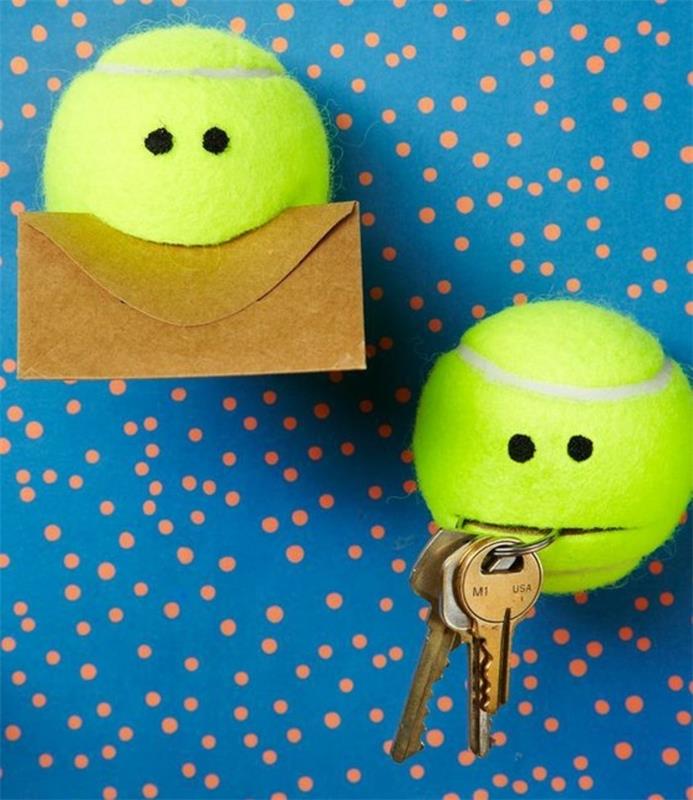 tenis topları, anahtarlık, posta tutucu, eğlenceli kolay el sanatları, mavi arka plan, turuncu noktalar