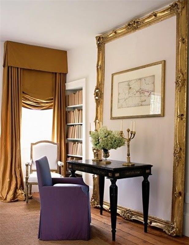 velik prazen okvir, deko, starinska lesena miza, vijolični kavč, knjižna omara, vgrajena v steno, gorčično rumene zavese, lesena tla, dekoracija sten na zemljevidu