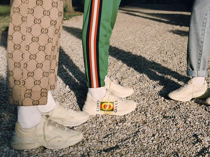 Fotografija modne košarice Gucci Rhyton 2018 z logotipom in trenirko ter primerom obleke