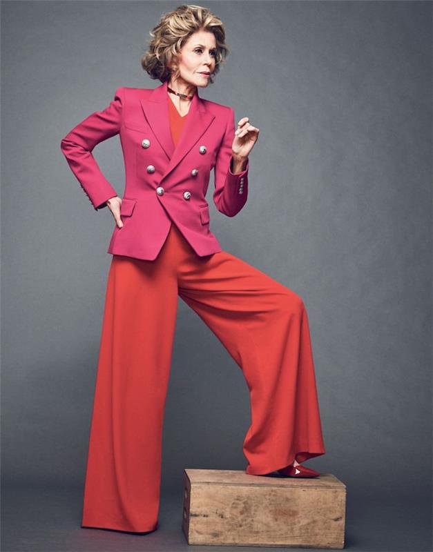apranga su platėjančiomis kelnėmis ir raudonu viršumi bei rožine striukė garbanotų plaukų kirpimas 60 metų banguotas kvadratas