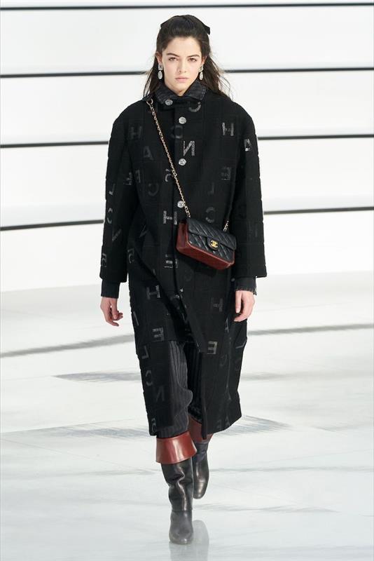 atsitiktinis prašmatnus apranga juodas negabaritinis paltas su odiniais batais ir blogesniu krepšiu