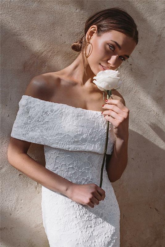 šiuolaikiška moteriška kaimo apranga, suknelė nuleistais pečiais, balta rožė