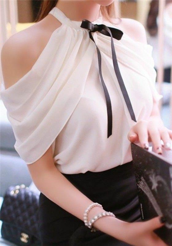 siyah fiyonklu ve siyah etekli şık kadın kıyafeti beyaz bluz