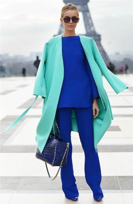 iki canlı renkte şık kadın kıyafeti ve büyük bir elektrikli mavi timsah desenli çanta