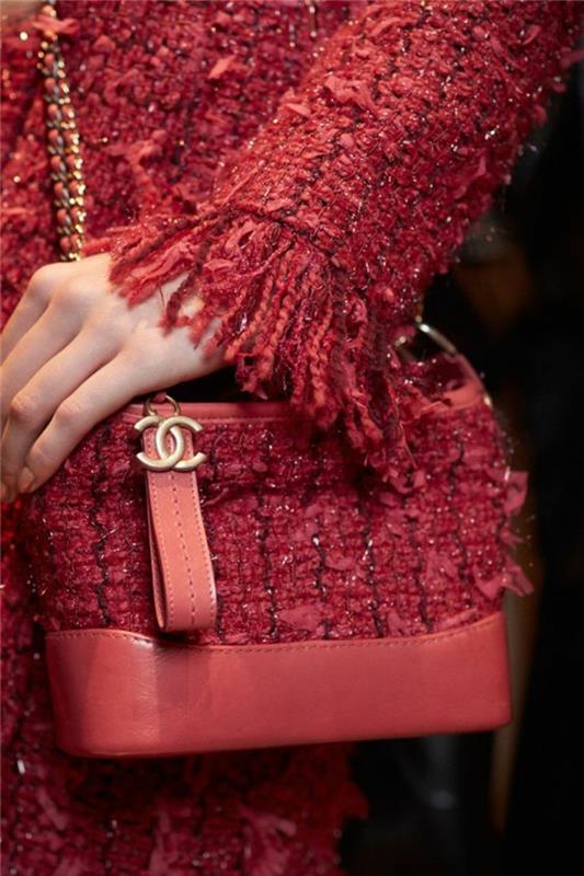 Chanelov videz, jakna in krilo v sorbet roza barvi, mikro torba Chanel z logotipom, robove na robovih, šik in šokantna tema