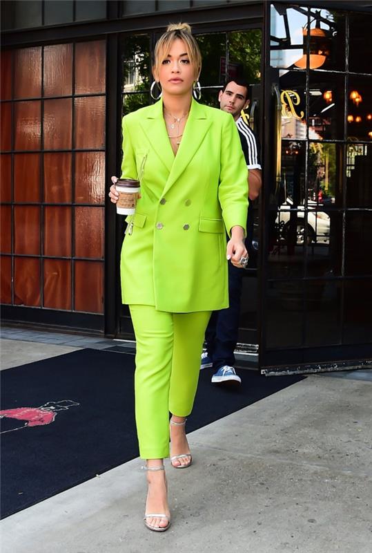 bir düğün kokteyl pantolon takımı için ne renk, elektrikli gri takım elbise giymiş Rita Ora için günün görünümü