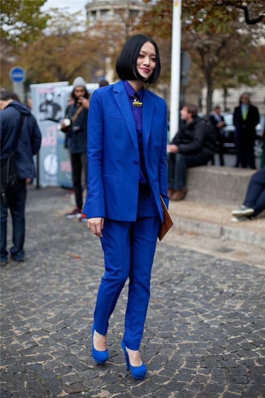 enobarvna elegantna vizija z ženskim hlačnim kompletom v električno modri barvi