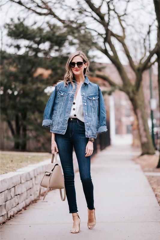 primer, kako nositi preveliko žensko jakno, casual eleganten videz v ozkih kavbojkah in beli bluzi s sandali in nevtralno torbico