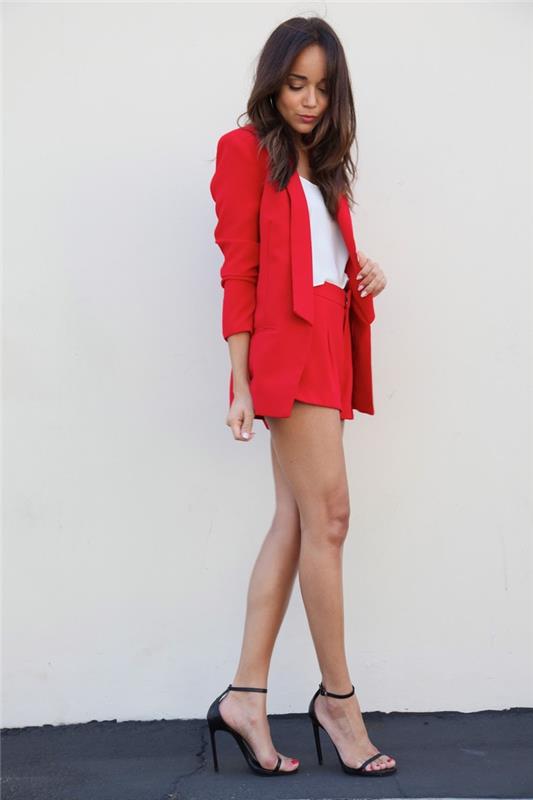 profesionalen in udoben videz poletja v rdeči ženski hlačni obleki, mini kratkih hlačah in primernem blazerju v kombinaciji s svetlim topom