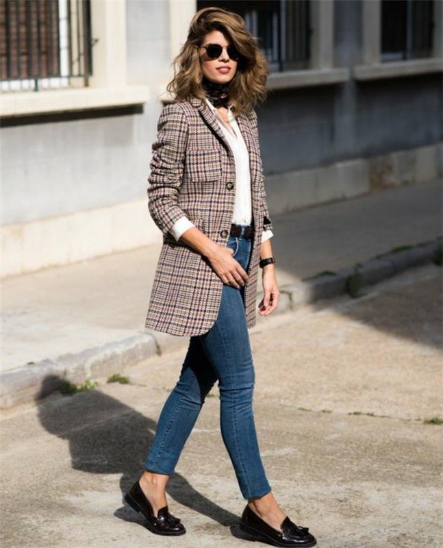 verslo-apranga-moteris-vizija-atsitiktinis-su-džinsų pora ir kvadratinė striukė