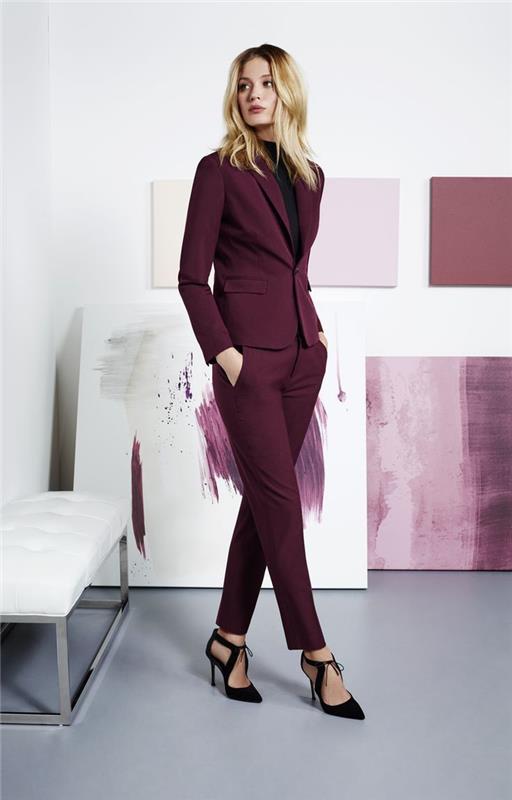 kako se obleči v pisarno, elegantna in ženstvena silhueta z žensko obleko klasičnega kroja v bordo barvi in ​​črnimi črpalkami s čipkami v elegantnem dizajnu