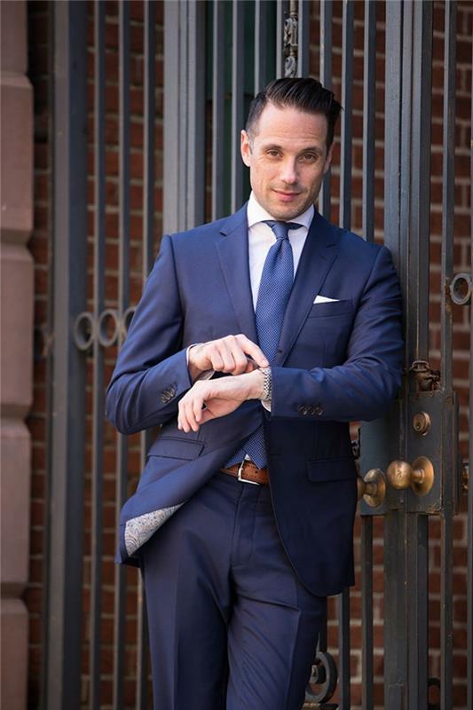 Hugo Boss takım elbise, iş adamı görünümü, gök mavisi kravat, beyaz cep kare, karamel rengi kemer