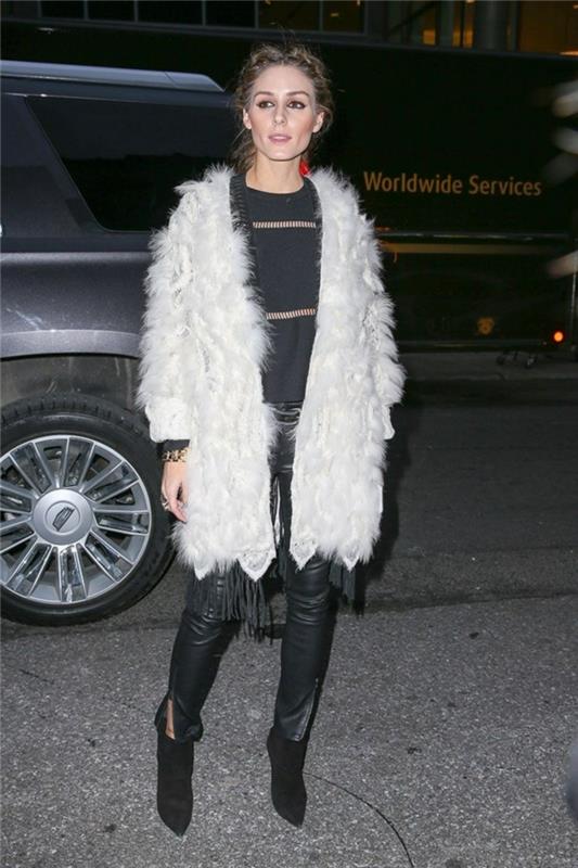 Olivia Palermo deri pantolon ve siyah kazak, beyaz uzun saçlı ceket, siyah ayak bileği botları ile