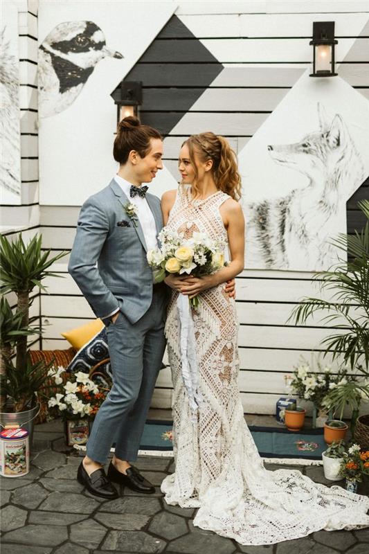 bohemiškos vestuvės, pilkas kostiumas, balta nėrinių vestuvinė suknelė, gėlių puokštė, hipsterinės vestuvės