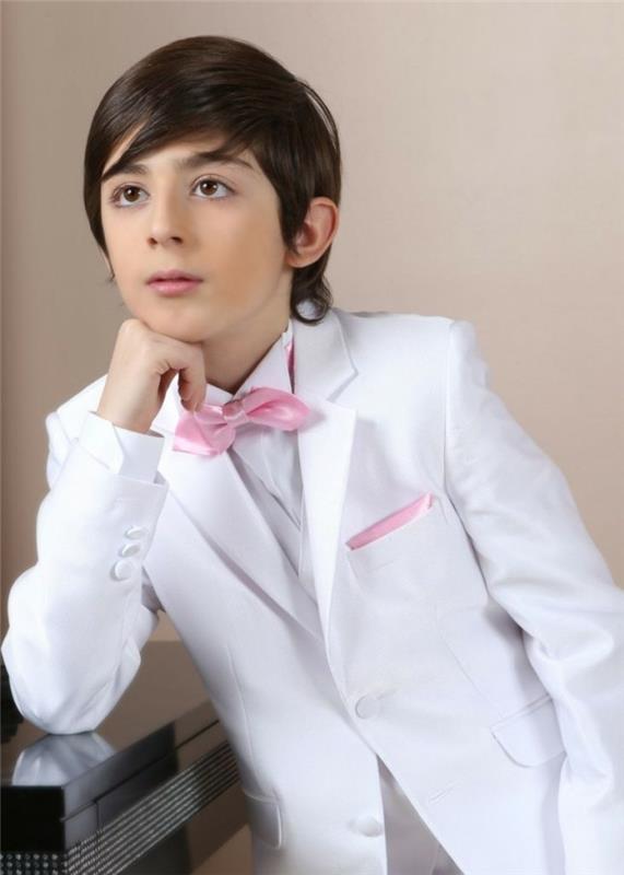 Greitas baltas berniuko kostiumas su maža kišene ir rožinės spalvos nosine-vestuvine suknele
