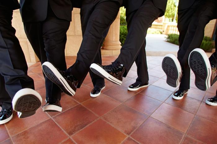 juodi vyriški sportbačiai, šiuolaikiška vyrų vestuvinė apranga, juodos kelnės, vyriški sportiniai bateliai
