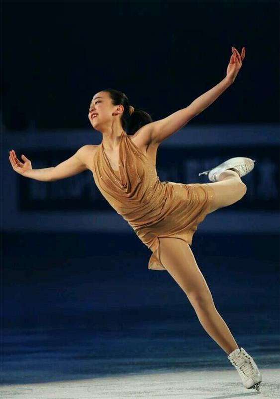 artistik patinaj-kıyafeti-sevinç-ve-zafer-pozu