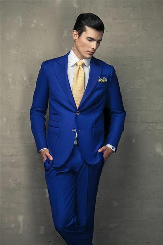 iş görünümü, koyu mavi takım elbise, fildişi kravat, fildişi ve mavi cep karesi, iki düğmeli ve üç cepli ceket, ceketin sağ tarafında üst üste binen iki cep