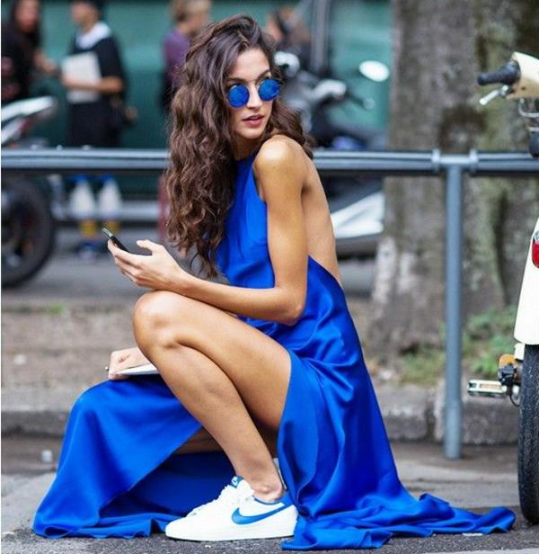 mavi-kıyafet-elbise-spor ayakkabı-kadın-yuvarlak-güneş gözlüğü