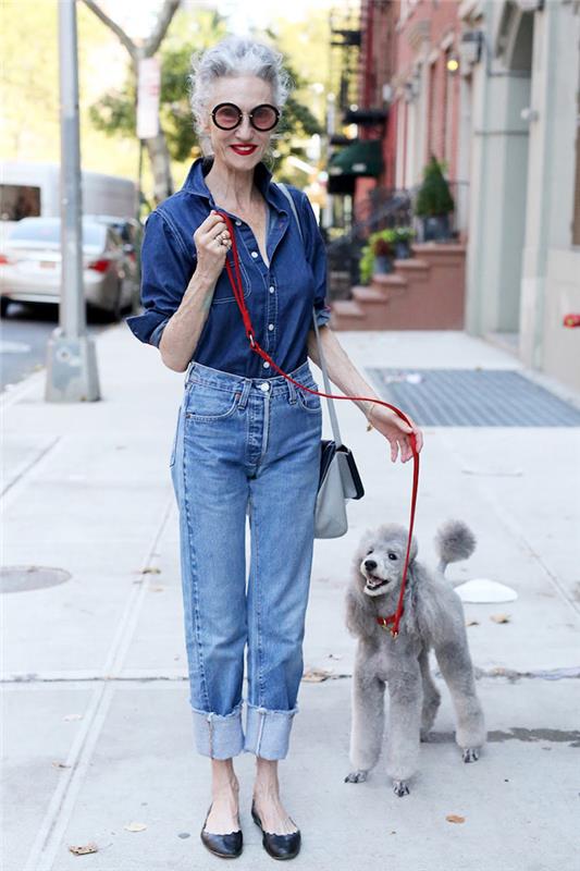 džinsinio audinio apranga su marškiniais ir džinsinėmis kelnėmis modernios moteriškos akinių aksesuaro idėja ideali drabužių spinta 60 metų moteriai