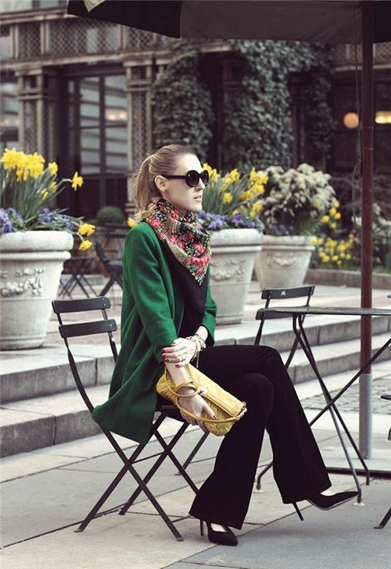 mestna obleka-zeleni-plašč-črpalk-in-šal-z-ruskim vzorcem