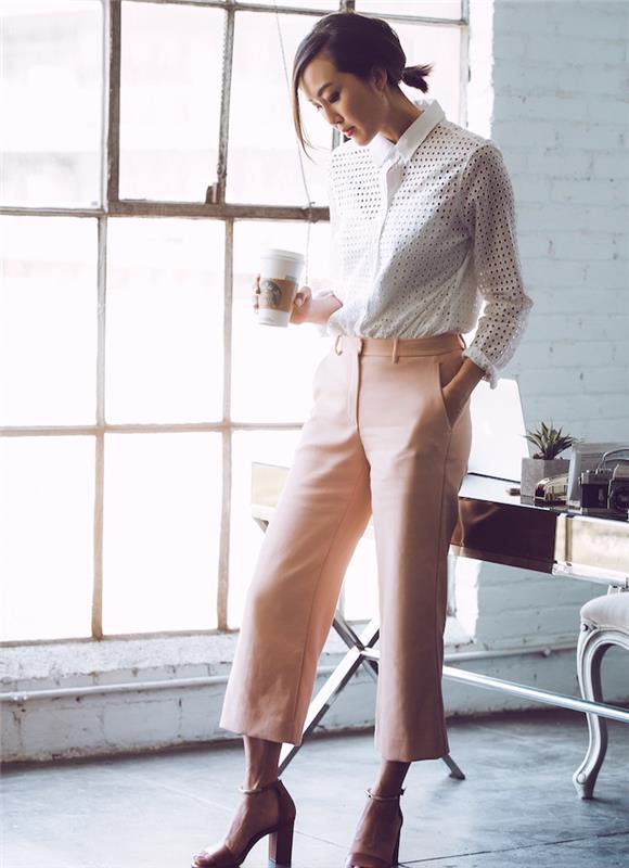 moters darbo pokalbio apranga su skaidriais baltais marškiniais, šviesiai rožinėmis kelnėmis, kulnais