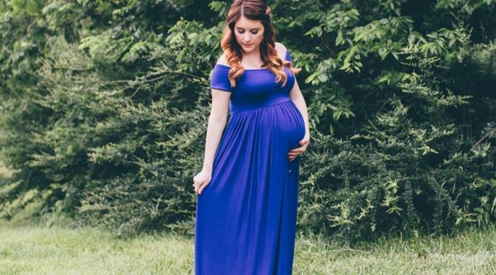 idėja nėščios moters vakarinė suknelė, ilgos skystos suknelės modelis tamsiai mėlynos spalvos su nukritusiais pečiais