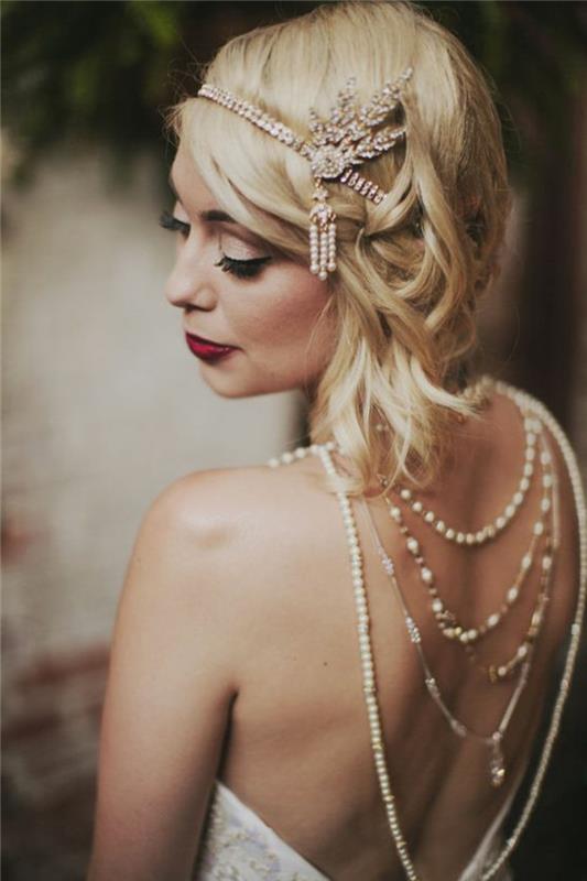 obleka gatsby, obleka z odprtim hrbtom, ogrlice iz perlic, subtilna tiara na zelo blond laseh