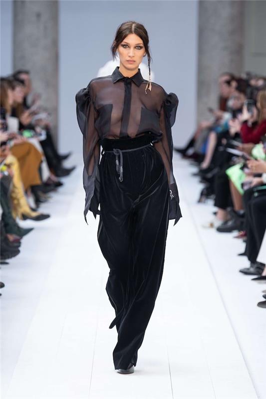 bella hadid moteriška žiemos apranga permatomoje palaidinėje ir juoda kepurė-juosmuo su uodeginiais plaukais