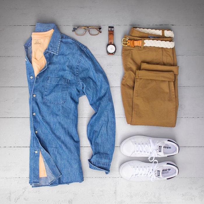 poletna moška obleka ideja priložnostne modre majice kavbojke kamelje chino hlače beli čevlji Stan smith