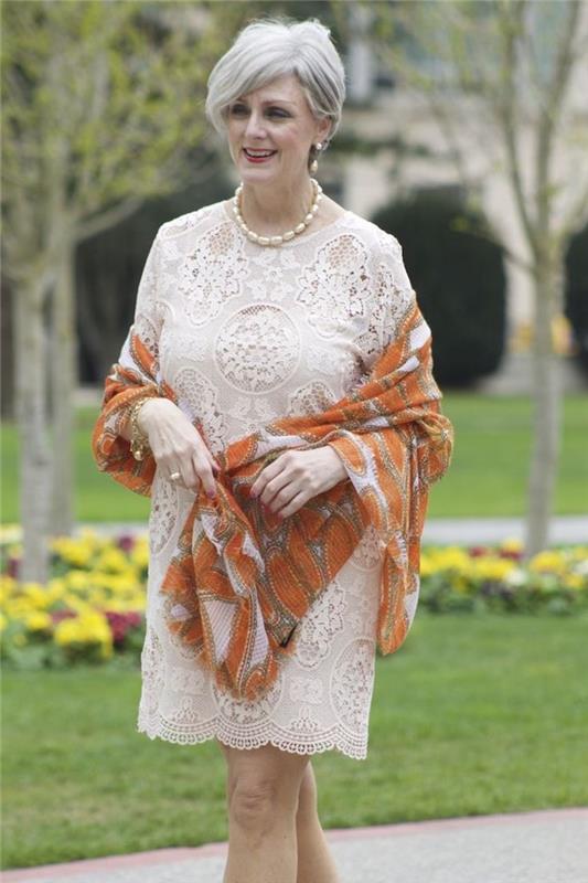 vestuvinė suknelė moteriai 60 metų idėja apie tiesią suknelę su stilingais nėriniais ir oranžiniu šaliku atrodo ypatinga proga