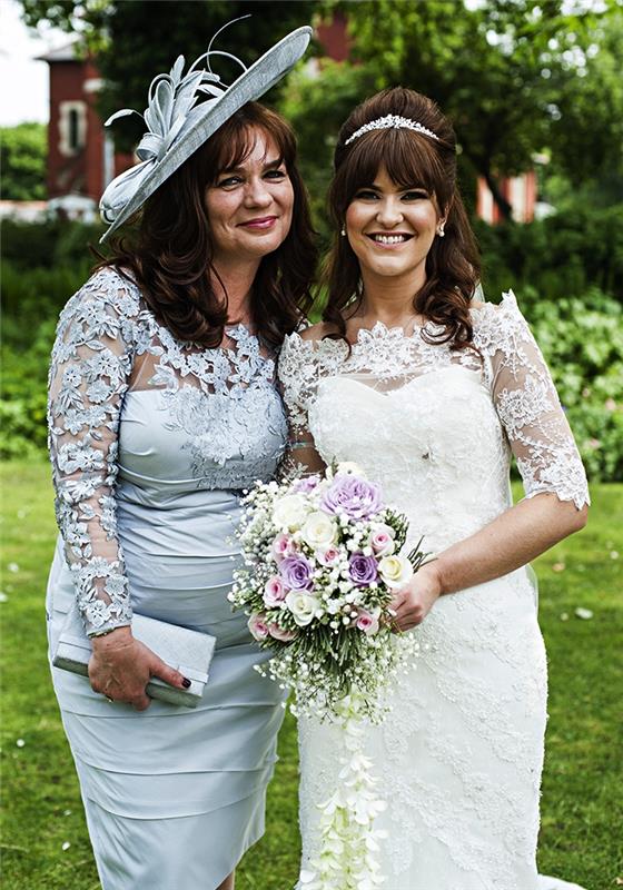 dangaus mėlyna kokteilinė suknelė su nėriniais ir tiulio viršutine dalimi, pridedama prie atitinkamos vestuvių skrybėlės, vestuvinės suknelės idėja 60 metų moterims nuotakos motinai