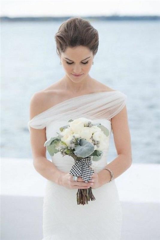 vestuvių apranga-paprasta-vestuvinė suknelė-prie jūros