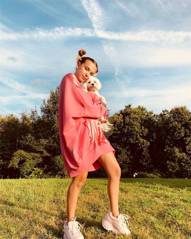 okula dönüş için nasıl giyinmeli 2020 millie bobby brown ve köpeği beyaz ceket ve basketbol kıyafeti