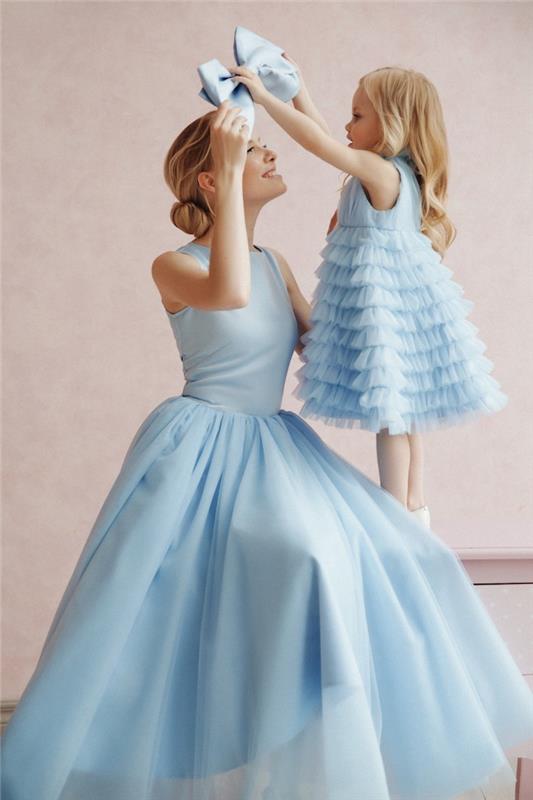 Açık mavi uyumlu anne kızı elbisesi, anne kızı doğum günü kıyafeti ilhamı, annesine papyon veren çocuk
