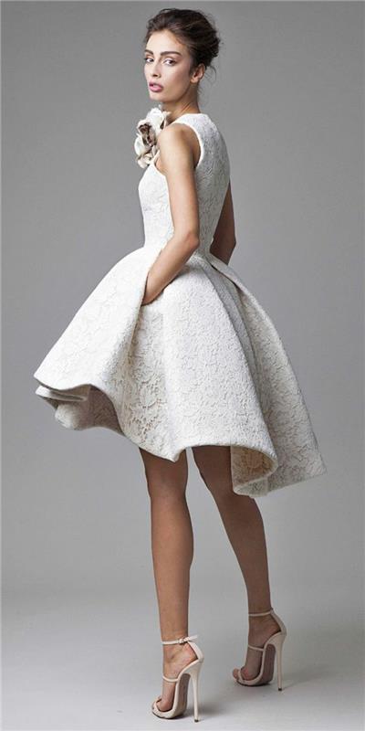 poročna obleka iz bele čipke s petami na belem stiletto
