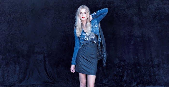 modni trend, dolgi blond lasje s temnimi koreninami, jeans jakna s temno modro obleko