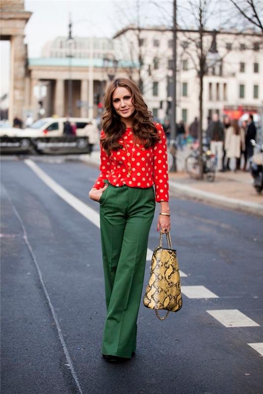 poglej z dopolnilnimi rdečimi in zelenimi ženskimi oblačili, zelenimi ohlapnimi hlačami z rdečo srajco in torbico z zlatim kačjim vzorcem