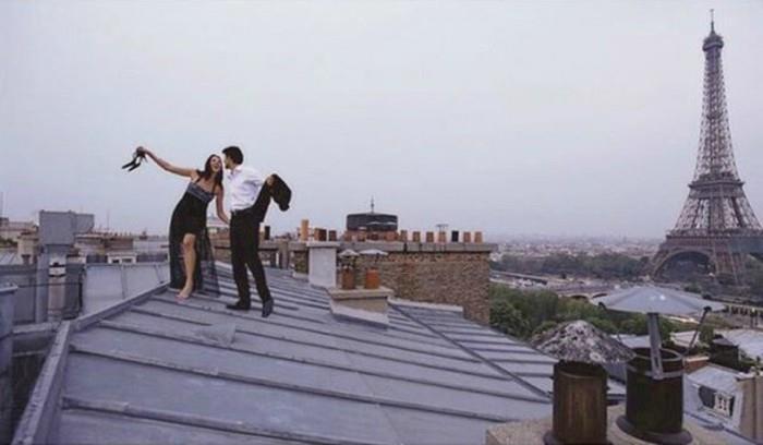 seksuali-valentino-apranga-moteris-grožis-pamatyti ant Paryžiaus stogų