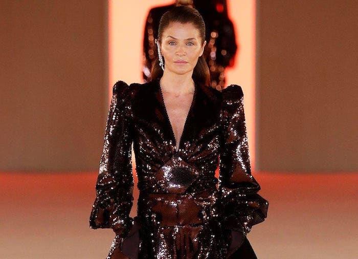 moterų stiliaus apranga helena christensen paradas balmainui su kombinezonu blizgučių tendencijose 2021 m.