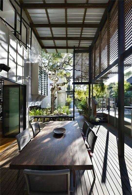 bioklimatinė terasa-bioklimatinė-veranda-bioklimatinė-pavėsinė ir tamsios parketo grindys-mediniai stalai ir kėdės
