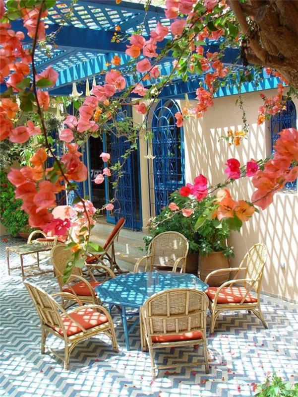 göksel çiçeklerle mavi kaplı kapalı teras pergola
