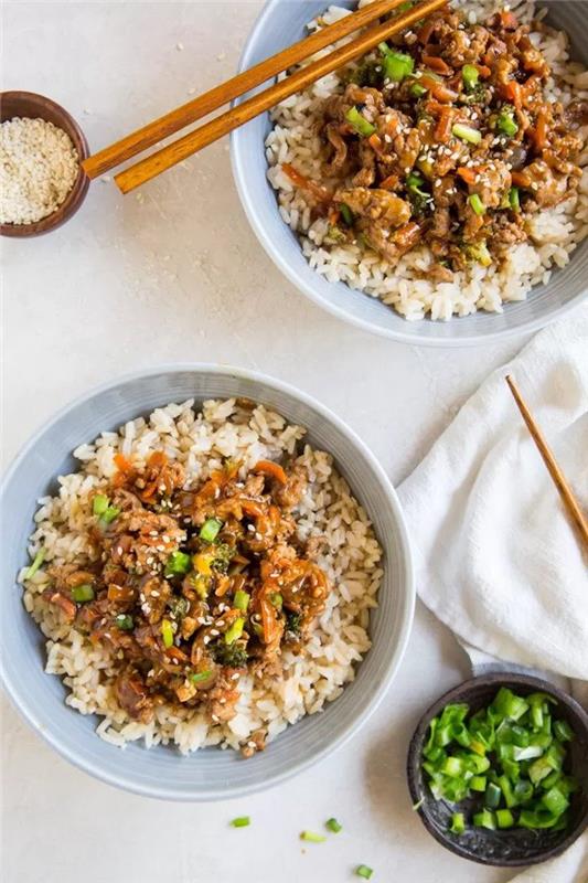 Tachino in salsa teriyaki, ciotola con riso in bianco, cena sfiziosa e veloce per amici