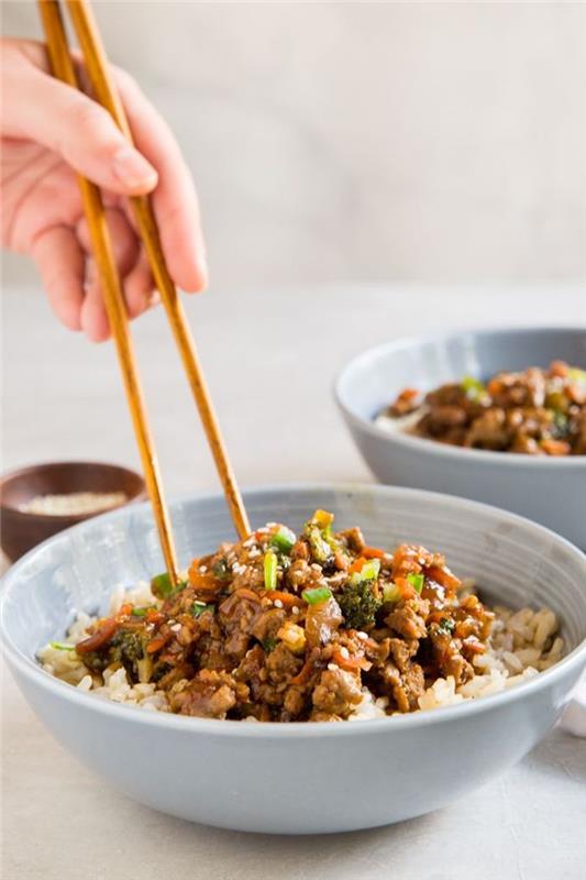 Pollo in salsa teriyaki, carne con base di riso, ciotola con riso in bianco, cena sfiziosa