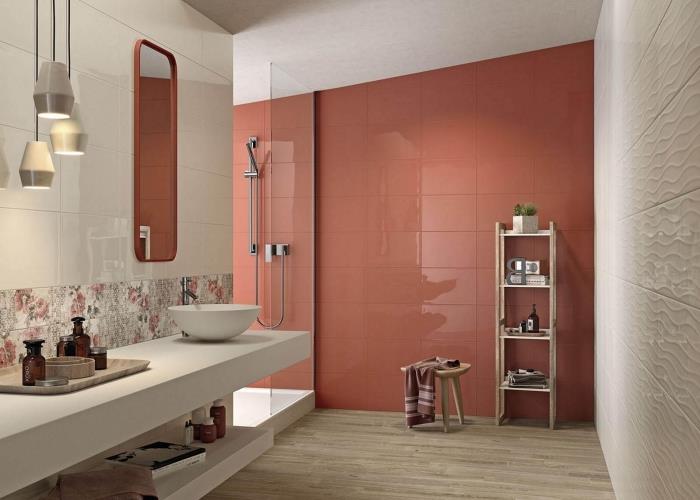 terakotos spalvų apdaila modernus vonios kambarys „splashback“ plytelių klojimas gėlių raštais vertikali laikymo spintelė lentyna taburetė medis